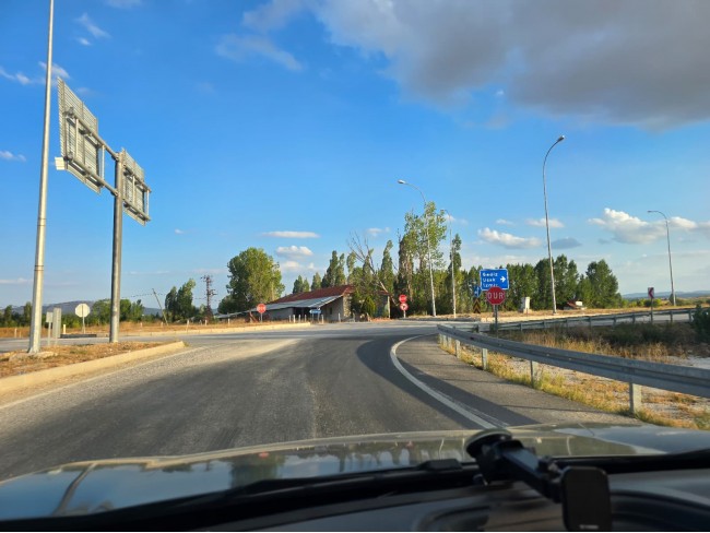 Kütahya Emet Örencik'de 1.463 m2 Köycivarı Manzaralı Çok Uygun Tarla. Açıklamayı Okuyarak Arayınız.