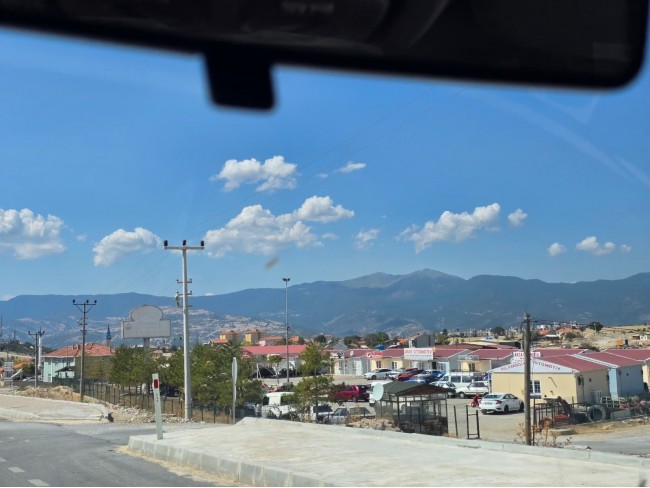 Kütahya Emet Örencik'de 1.463 m2 Köycivarı Manzaralı Çok Uygun Tarla. Açıklamayı Okuyarak Arayınız.