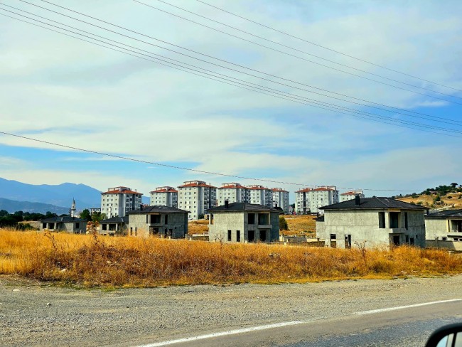 Kütahya Emet Örencik'de Köycivarı Otoyol Yanı 1.463 m2 Bakımlı Tarla. Açıklamayı Okuyarak Arayınız.