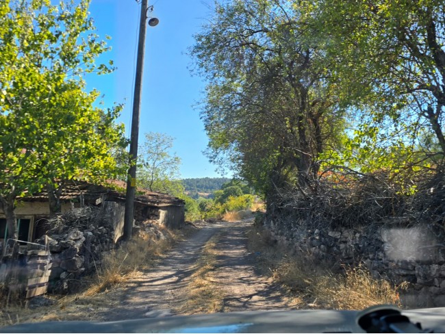 Balıkesir Dursunbey Alagüney'de 2.870 m2 Resmi Yollu Çok Uygun Tarla. Açıklamayı Okuyarak Arayınız.