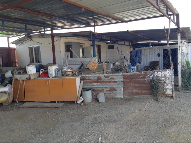 İzmir Bayındır Çırpı'da 12.847 m2 Çiftlik ve Ev. Yola Cepheli. İlan Açıklamasını Okuyarak Arayınız.