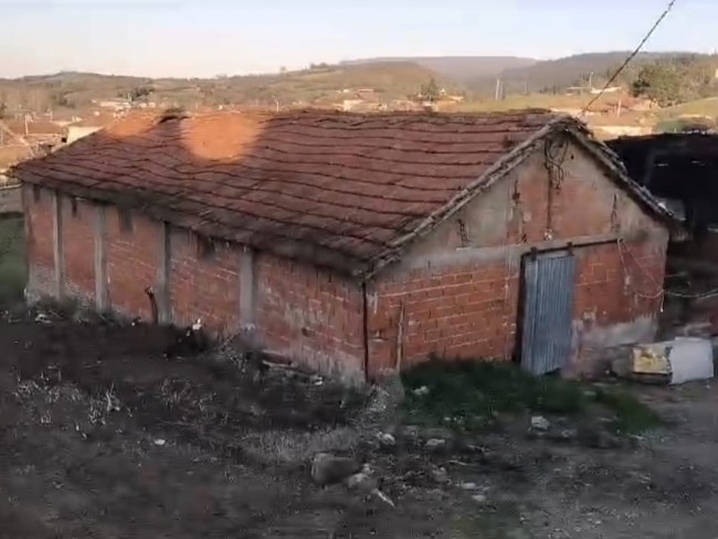 Balıkesir Susurluk Dereköy'de 411 m2 Köyiçi Arsa ve 32 Büyükbaş Hayvan Çiftliği. Açıklamayı Okuyunuz Balıkesir Susurluk Dereköy'de 411 m2 Köyiçi Arsa ve 32 Büyükbaş Hayvan Çiftliği. Açıklamayı Okuyunuz