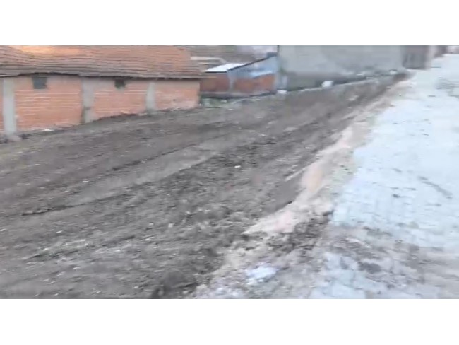 Balıkesir Susurluk Dereköy'de 411 m2 Köyiçi Arsa ve 32 Büyükbaş Hayvan Çiftliği. Açıklamayı Okuyunuz