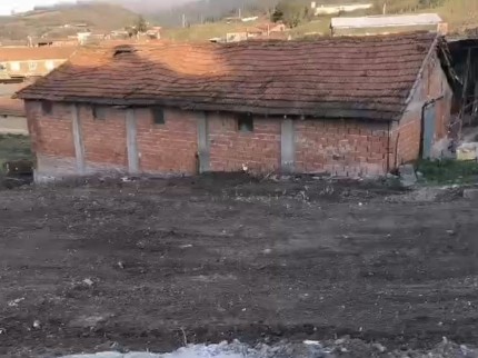 Balıkesir Susurluk Dereköy'de 411 m2 Köyiçi Arsa ve 32 Büyükbaş Hayvan Çiftliği. Açıklamayı Okuyunuz